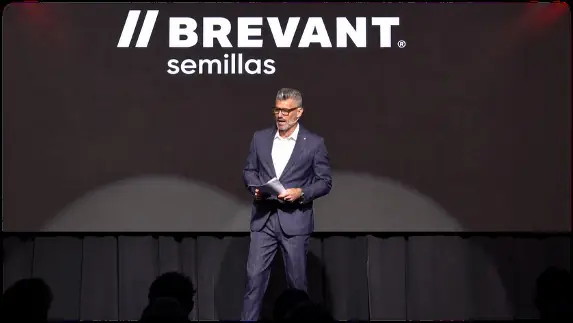 Presentador en el escenario de Brevant