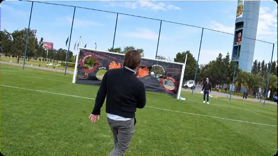 Invitado pateando en la cancha