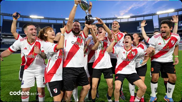 Equipo campeón levantando la copa